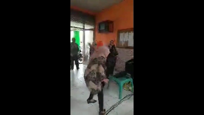Tangkapan layar video viral ASN Kantor Kecamatan Mattiro Sompe, Pinrang joget langgar Prokes (dok. Istimewa).
