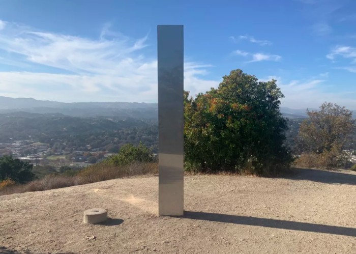 Setelah itu, tugu logam misterius muncul kembali di California meski kondisinya beberda dengan monolit sebelumnya. Tugu di California tersebut dilas setiap sudutnya dengan paku keling yang menempelkan panel samping ke rangka baja di dalamnya. Bagian atasnya juga ditemukan bekas las dan berlubang.