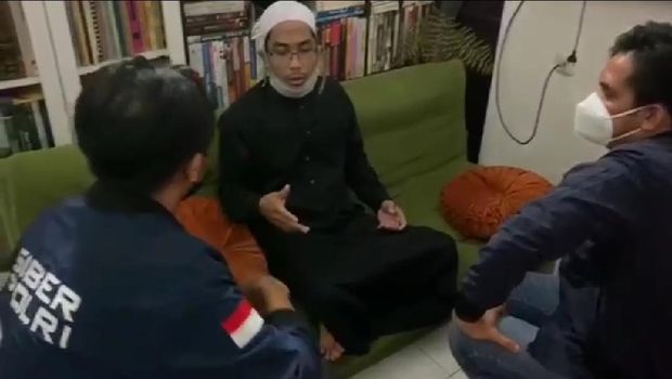 Ustadz Maaher Saat Diamankan oleh Penyidik Bareskrim Polri di Kediamannya