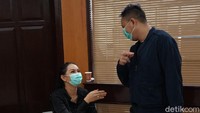 Meski pada akhirnya pada hari itu sidang yang seharusnya dijalani Vicky Prasetyo harus ditunda. (Foto: Palevi/detikcom)