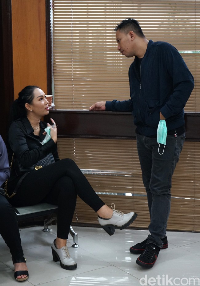 Sebelum batal menikah, Kalina Oktarani dan Vicky Prasetyo kerap memamerkan kemesraan mereka di media sosial maupun variety show, di mana mereka menjadi bintang tamu. Foto: Palevi/detikcom