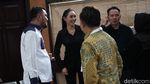 Potret Kalina Setia Temani Vicky Prasetyo di Pengadilan
