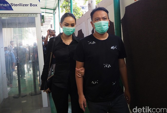 Batalnya pernikahan membuat Vicky Prasetyo gagal menikah untuk ke-25 kalinya. Menurut pengakuannya, mantan kekasih Zaskia Gotik ini sudah 24 kali menikah, namun hanya tiga di antaranya yang terdaftar secara resmi. Foto: Palevi/detikcom