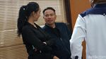 Potret Kalina Setia Temani Vicky Prasetyo di Pengadilan