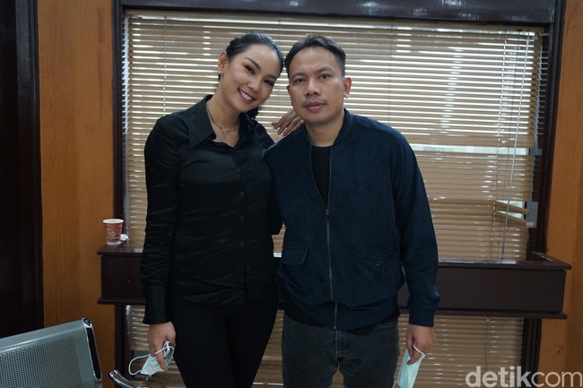Kalina Oktarani mengumumkan pembatalan pernikahannya dengan Vicky Prasetyo lewat unggahan di Instagram, Jumat (9/2/2021). Padahal, mereka berencana melangsungkan akad nikah pada 21 Februari 2021. Foto: Palevi/detikcom