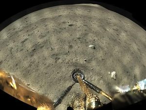 Wahana Antariksa China Kirim Foto Berwarna dari Bulan