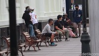 Dari informasi yang dihimpun detikcom, Kamis (3/12/2020) di laman Pusat Informasi COVID-19 kasus positif aktif di Kecamatan Andir mencapai 66 kasus, disusul Kecamatan Arcamanik 57 kasus, Coblong 54 kasus, Kiara Condong 52 kasus dan Sukajadi 47 kasus.
