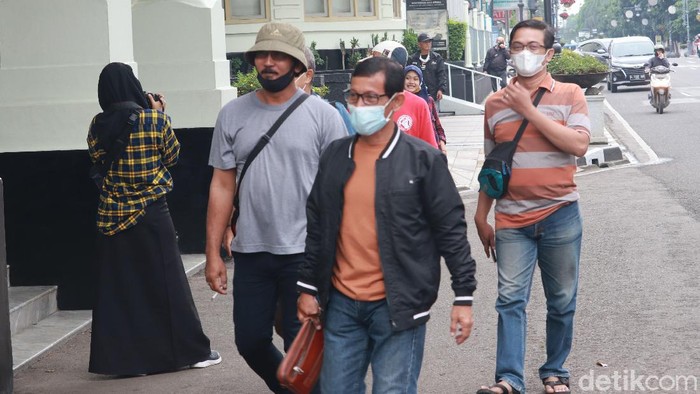 Wali Kota Bandung Oded M Danial imbau warga waspada dan jangan datang ke Kota Bandung dulu karena saat ini Kota Bandung ada di zona merah.