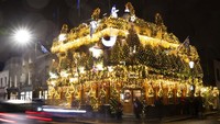 Selain Amerika Serikat, sebuah pub di London juga telah dihiasi dengan pohon Natal. Ada sekitar 80 pohon Natal menghiasi pub tersebut. Aaron Chown/PA via AP.