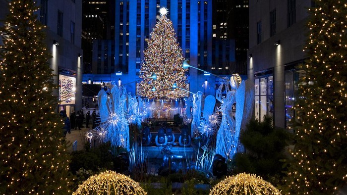 Warna-warni Pohon Natal Perayaan Natal tinggal beberapa pekan lagi. Sejumlah kota di Amerika Serikat dan Inggris telah dihias dengan pohon Natal dengan lampu warna-warni.