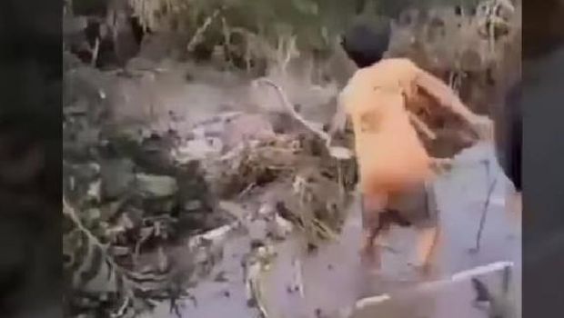 Anak-anak mempermainkan buaya yang muncul di Sungai Pampang, Makassar (Screenshot video viral)