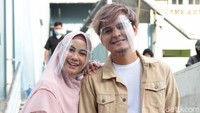 Kalau ada yang tanya-tanya lagi, senyumin aja ya, Anisa dan Anandito! (Foto: Noel/detikcom)