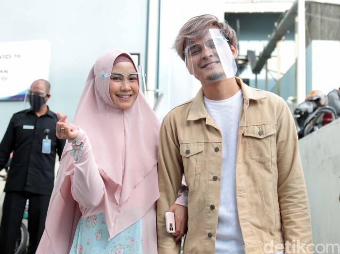 Annisa Rahma dan suaminya  ditemui seusai menjadi bintang tamu acara Rumpi No Secret, Trans TV, Jakarta Selatan, Kamis (03/12)