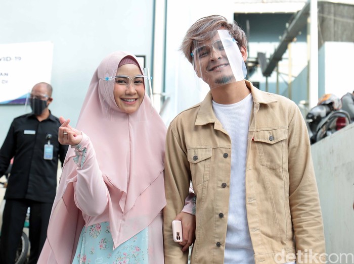 Annisa Rahma dan suami. Annisa Rahma dan suaminya ditemui seusai menjadi bintang tamu acara Rumpi No Secret, Trans TV, Jakarta Selatan, Kamis (03/12)