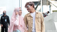 Tak jarang pula dia membaca pertanyaan dari warganet di kolom komentar Instagram. (Foto: Noel/detikcom) 