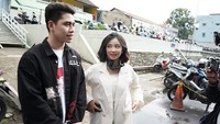 Meski sudah pacaran, tapi Athalla Naufal dan Ansellma Putri seperti masih jaga jarak di depan kamera. (Foto: Palevi/detikcom) 
