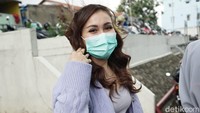 Seperti biasa, Ayu Ting Ting terlihat ramah saat tampil di depan kamera. Foto: Palevi/detikhot