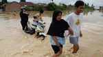 Imbas Banjir, Pemotor Nekat Terobos Tol Medan-Binjai