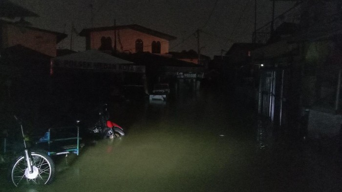 Banjir di Medan belum surut hingga 24 jam (Ahmad Arfah-detikcom)