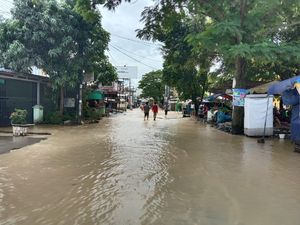 Banjir Juga Rendam Kawasan Medan Helvetia, Air Masuk ke Rumah Warga