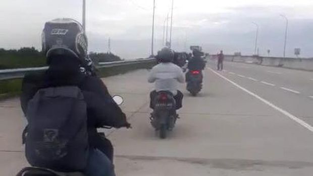 Banjir menyebabkan sejumlah pengendara sepeda motor masuk jalan tol di Medan Helvetia, Medan (dok Istimewa)