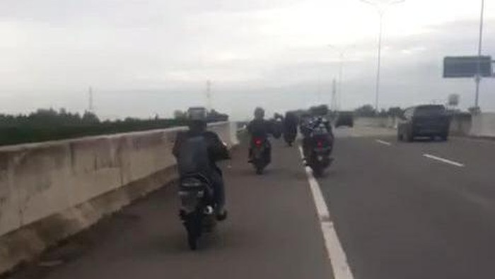 Banjir menyebabkan sejumlah pengendara sepeda motor masuk jalan tol di Medan Helvetia, Medan (dok Istimewa)