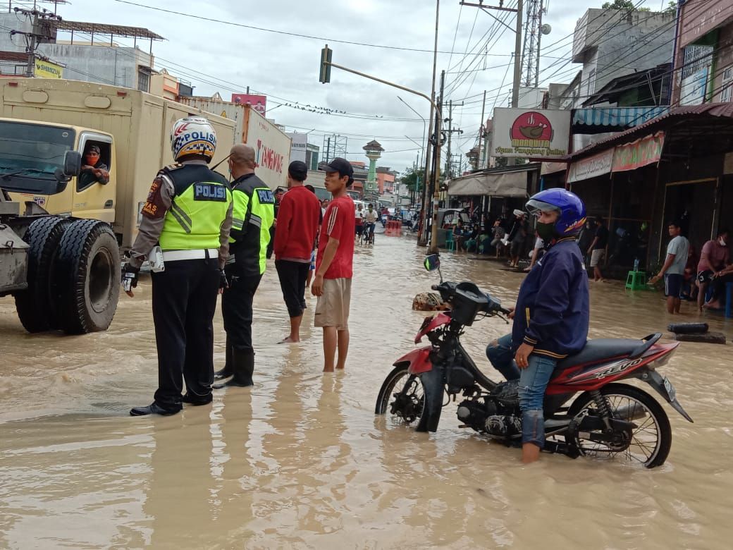 Banjir rendam jalan lintas Medan-Binjai (Ahmad Arfah-detikcom)