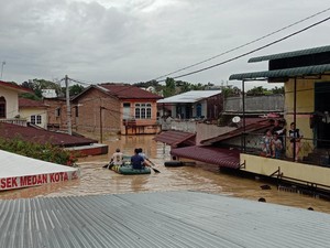 Analisis BMKG soal Penyebab Banjir Seatap Rumah Warga di Medan