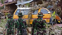 Tak hanya merusak sejumlah rumah warga, beberapa kendaraan milik warga pun tampak rusak akibat banjir tersebut.