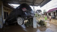 Salah satu area yang terdampak banjir di Medan adalah kawasan Tanjung Selamat. Camat Sunggal, Ismail menyebutkan kelima korban ditemukan dalam waktu yang berbeda. Terakhir, petugas menemukan korban pada pukul 10.00 WIB tadi.