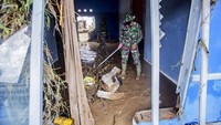 Ismail mengatakan petugas Basarnas, BPBD, dan petugas gabungan lainnya masih menyusuri aliran sungai setempat. Pihaknya belum memastikan apakah ada korban yang masih hilang atau tidak.