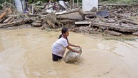 Dilaporkan, tujuh dari 21 kecamatan di Medan terendam banjir. Banjir ini dipicu oleh hujan lebat yang mengguyur Medan dan sekitarnya sejak pukul 22.30 WIB, Kamis (3/12) hingga dini hari tadi. Hujan tersebut membuat air sungai meluap.