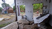 Penampakan sisa-sisa banjir yang melanda kawasan Medan, Jumat (4/12/2020).
