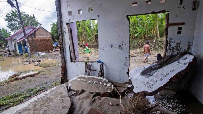 Begini Dampak Kerusakan Banjir Medan yang Tewaskan 5 Orang Banjir melanda kawasan Medan. Tak hanya merusak rumah dan kendaraan, banjir tersebut juga turut menewaskan 5 orang warga. Berikut potret akibat banjir di Medan.