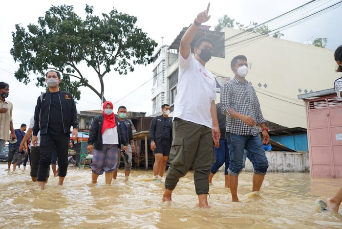 Calon Wali Kota Medan, Bobby Nasution membatalkan seluruh agendanya demi memantau banjir yang melanda Medan.