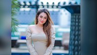 Istri Stefan William itu dinilai tetap punya tubuh seksi meski sudah memiliki empat anak. Foto: Instagram Celine Evangelista