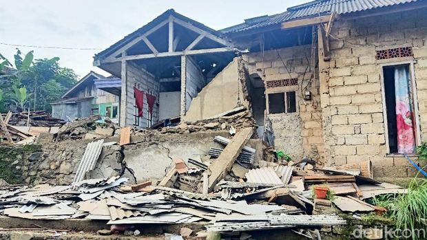 Dampak bencana tanah gerak di Kecamatan Pagentan, Banjarnegara, Jumat (4/12/2020).