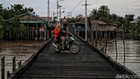 Padahal dermaga tersebut memiliki peranan penting untuk menurunkan penumpang dari Dumai dan Bengkalis. Padahal dermaga ini menjadi salah satu akses untuk menyebrangkan pasien rawat dengan perahu atau kapal karena letaknya yang srategis di kampung Rupat Selatan.   