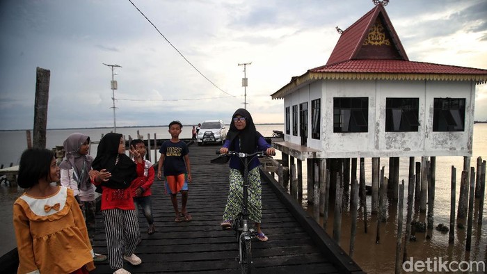 Sejumlah warga beraktivitas di kawasan Dermaga Batu Panjang, Rupat Selatan, Bengkalis, Riau, Rabu (18/11). Menurut keterangan warga, dermaga tersebut telah rusak sejak beberapa tahun terakhir karena kurangnya perawatan dan ketidakpedulian pemkab dan warga sekitar.