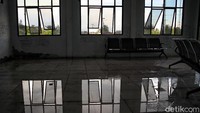 Menurut keterangan warga, dermaga tersebut telah rusak sejak beberapa tahun terakhir karena kurangnya perawatan dan ketidakpedulian pemkab dan warga sekitar.