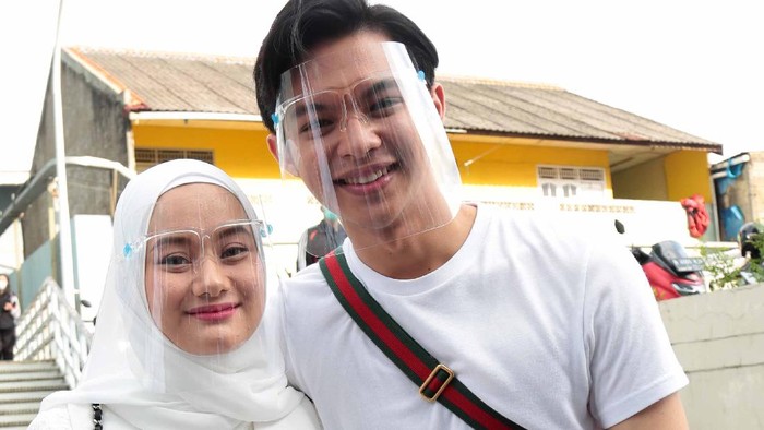 Dinda Hauw dan Rey Mbayang ditemui seusai menjadi bintang tamu acara Rumpi No Secret, Trans TV, Jakarta Selatan, Kamis (03/12)