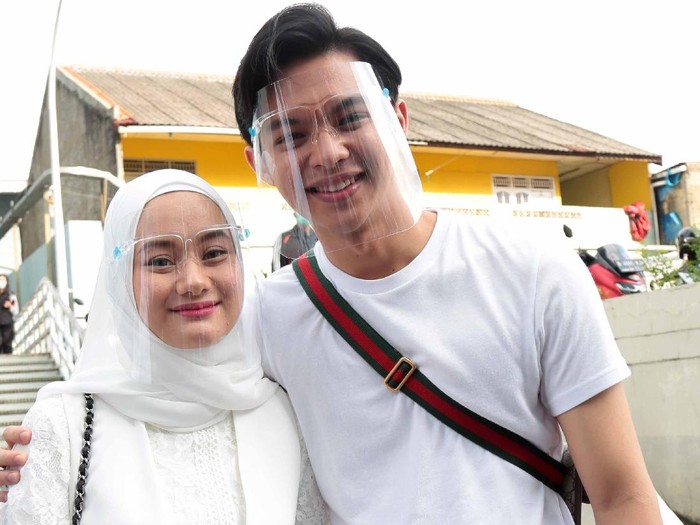 Dinda Hauw dan Rey Mbayang ditemui seusai menjadi bintang tamu acara Rumpi No Secret, Trans TV, Jakarta Selatan, Kamis (03/12)