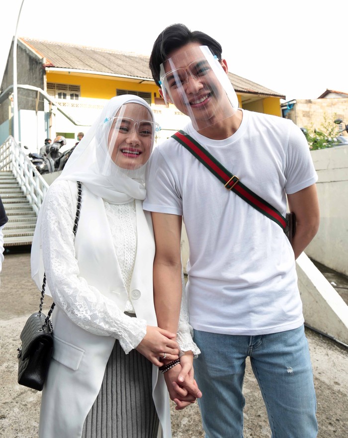 Dinda Hau & Rey Mbayang Dinda Hauw dan Rey Mbayang ditemui seusai menjadi bintang tamu acara Rumpi No Secret, Trans TV, Jakarta Selatan, Kamis (03/12)
