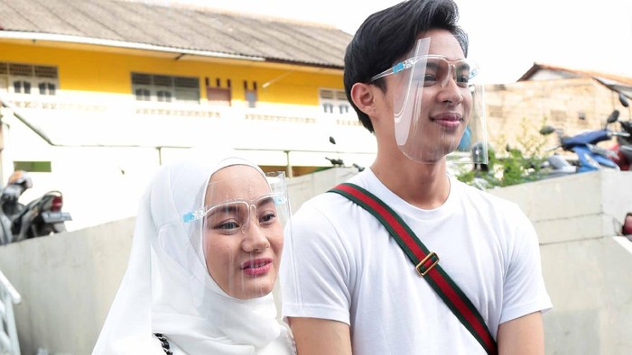 Dinda Hauw dan Rey Mbayang ditemui seusai menjadi bintang tamu acara Rumpi No Secret, Trans TV, Jakarta Selatan, Kamis (03/12)
