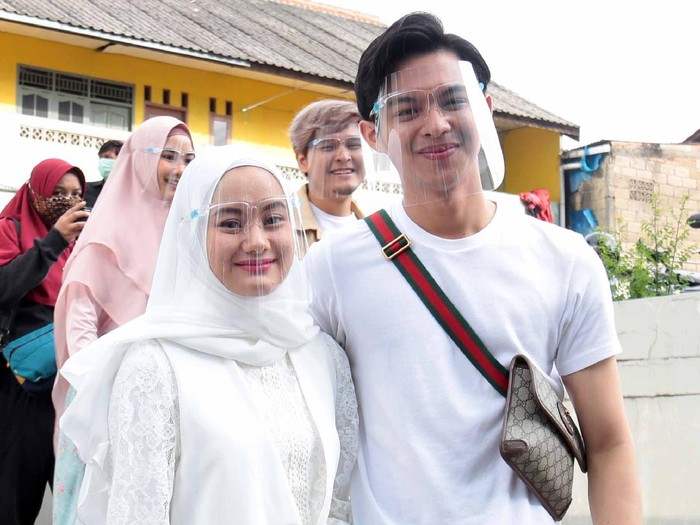 Dinda Hauw dan Rey Mbayang ditemui seusai menjadi bintang tamu acara Rumpi No Secret, Trans TV, Jakarta Selatan, Kamis (03/12)