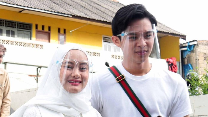 Dinda Hauw dan Rey Mbayang ditemui seusai menjadi bintang tamu acara Rumpi No Secret, Trans TV, Jakarta Selatan, Kamis (03/12)