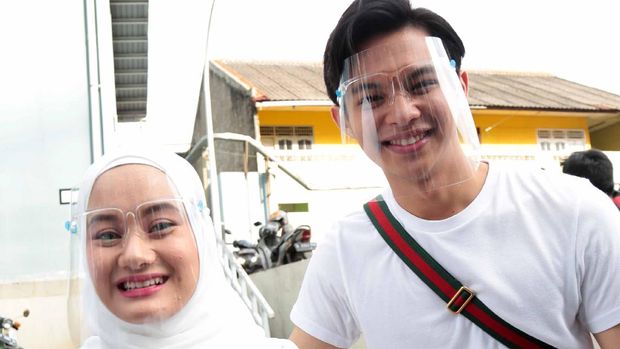 Dinda Hauw dan Rey Mbayang ditemui seusai menjadi bintang tamu acara Rumpi No Secret, Trans TV, Jakarta Selatan, Kamis (03/12)