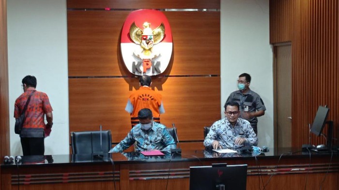 Direktur Teknik dan Pengelolaan Armada PT Garuda Indonesia periode 2007-2012 Hadinoto Soedigno Ditahan KPK