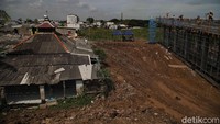 Sebelumnya, sejumlah rumah warga di kawasan Kampung Sawah, Semper Timur, Jakarta Utara, pun digusur akibat terdampak pembangunan jalan tol tersebut.