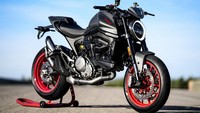 All New Ducati Monster menggendong mesin 937cc 2 silinder L-Twin, Testastretta 11 derajat, yang sudah standar Euro5, ukuran cc mesin lebih besar dari model sebelumnya (821 cc). Mesin baru itu sanggup menghasilkan tenaga maksimal 111 dk pada 9.250 rpm dan torsi puncak 93 Nm pada 6.500 rpm. Mesin dikombinasikan transmisi  manual 6-kecepatan baru, dengan tambahan fitur Quick Shifter. Foto: Ducati